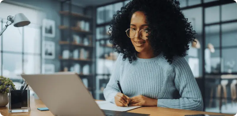Imagem de uma mulher feliz tirando duvidas
